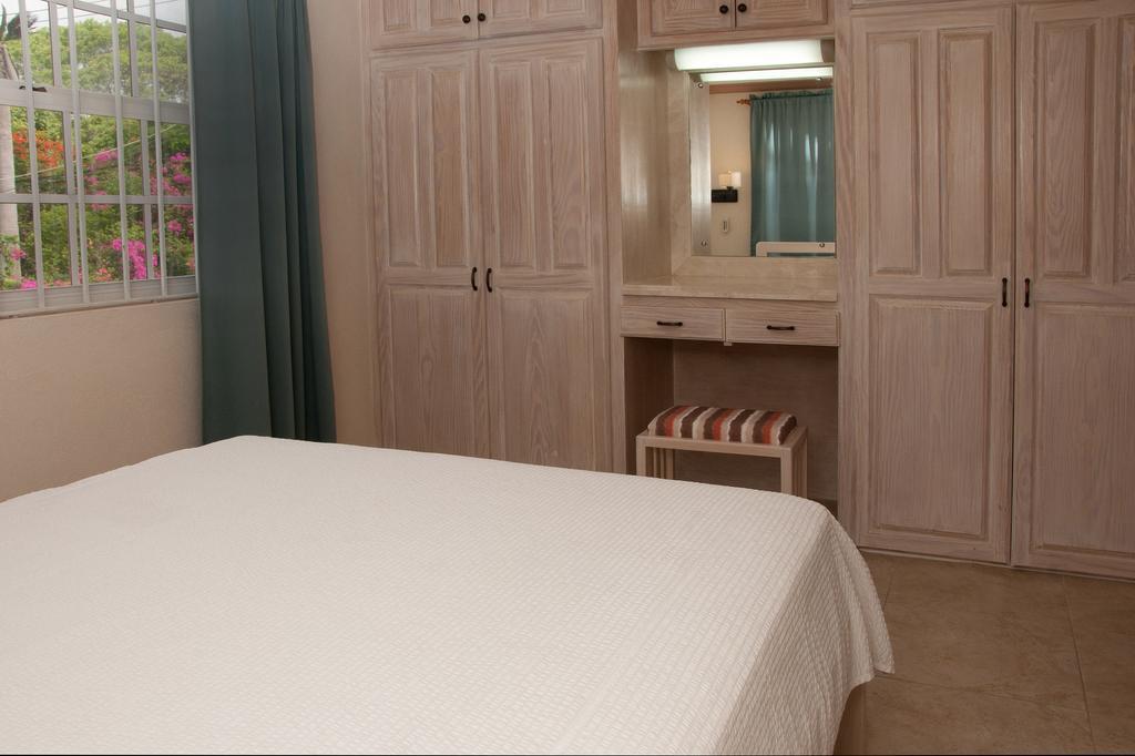 Sandy Bliss Condominiums Saint James Room photo