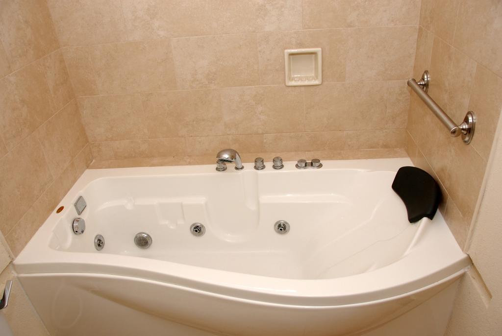 Sandy Bliss Condominiums Saint James Room photo