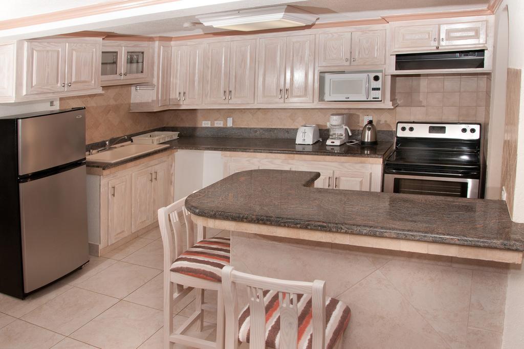 Sandy Bliss Condominiums Saint James Room photo